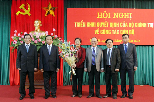 Lãnh đạo Ban Dân vận TƯ và TP Hà Nội chúc mừng đồng chí Ngô Thị Doãn Thanh.